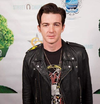https://upload.wikimedia.org/wikipedia/commons/thumb/f/fb/Drake_Bell_2016.png/100px-Drake_Bell_2016.png